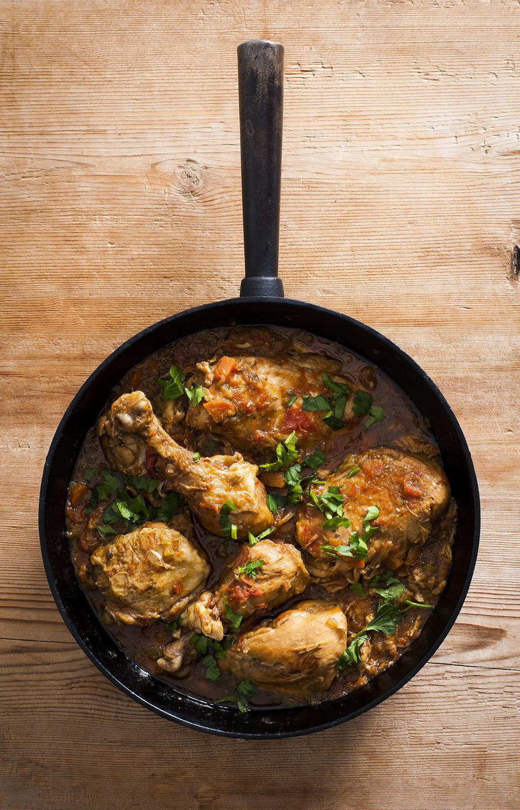 Pollo alla cacciatora Chicken Cacciatore Serves 4 Preparation: 25 minutes Cooking: 1 hour 1 chicken, cut into pieces 2 tablespoons butter 3 tablespoons olive oil 1 onion, chopped 6 tomatoes, peeled,