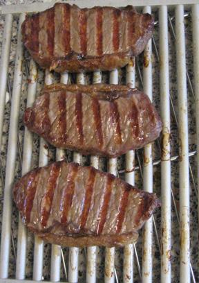Grilled steaks Fillet steaks of beef (200 g) Salt and pepper Grill tray Preheat oven at 250ºC for 2 minutes. Roast steaks at 225ºC Hot air with the exhaust open. Core temperature: 62ºC.