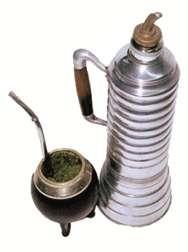 Hot Mate It's served in a sort of cup, in common in wooden containers, earthenware and others,