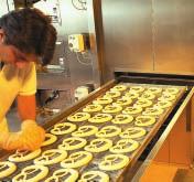 The careful handling of soft and peel-loaded dough is also possible, therefore, in addition to trays, tins and foils.