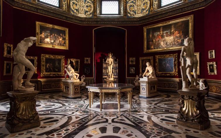 HALF DAY WALKING TOUR of FLORENCE & VISIT TO UFFIZI GALLERY (4h) The tour starts with an excellent and complete introductory tour dedicated to those who want to know all the facts and secrets of two