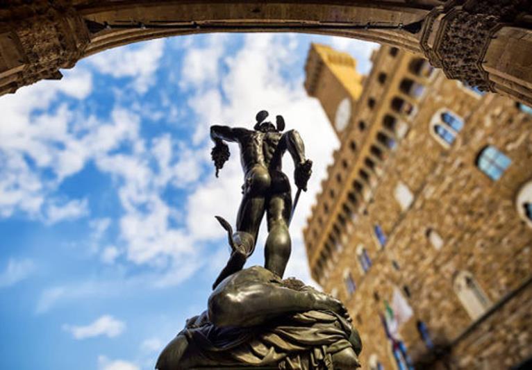 Walk through the amazing center of Florence and discover its unique secular heritage and breathtaking beauty with an expert and fun tour guide.
