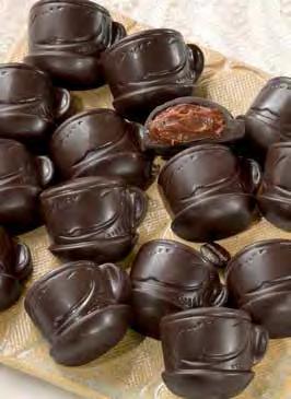 00 Chocolates de cajeta en forma de manzana Milk chocolate surrounds a liquid caramel