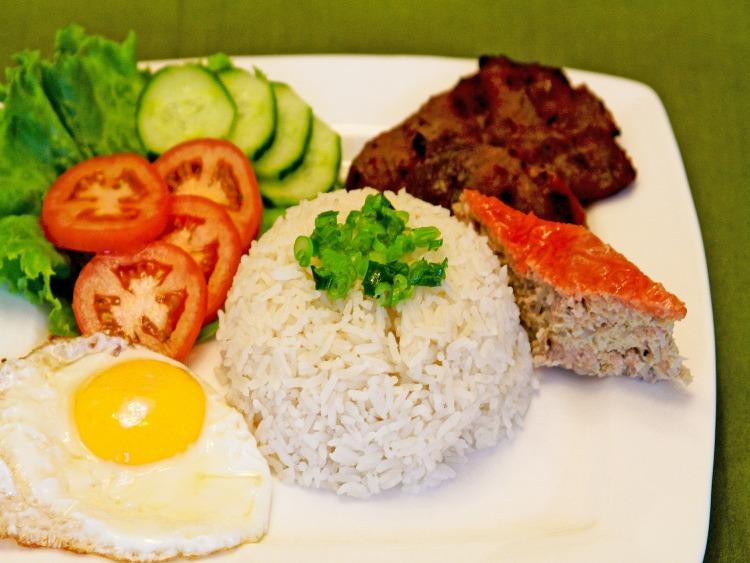 Cơm sườn nướng Steam rice served with tomato, cucumber, lettuce, and grilled pork chop 31. Cơm bì sườn nướng pork skin, and grilled pork chop 32.