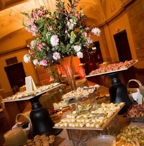 Catering and Private Events If you re planning a special breakfast, elegant luncheon, cocktail reception, or multiple-course gourmet meal, The Des Moines Embassy Club s Banquet and Catering