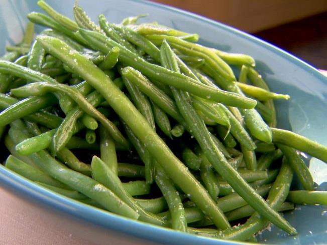 Savoury Green Beans Portions: 6 Serving size: 1/2 cup 1 pound frozen French style green beans 1 tablespoon oil 1/2 cup onion 1 garlic clove 2 teaspoons dried dill weed 1 tablespoon lemon juice 1