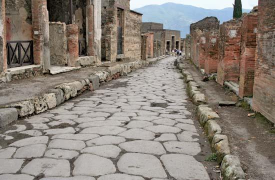 Half Day Tour POMPEII (4 h) Meeting with the tour guide and then visit of the ruins.
