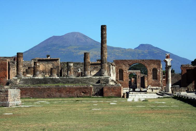 Full Day Tour POMPEII & HERCULANEUM (8 h) Discover the incredible archaeological sites of Pompei and Ercolano.