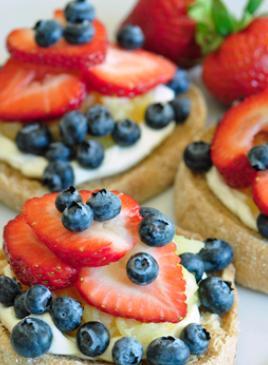 Fruit Pizza on an English Muffin Fruit pizzas are perfect for a quick breakfast, afterschool snack, or dessert. Each mouthwatering pizza packs a nutritious punch with fiber, protein, and vitamins.