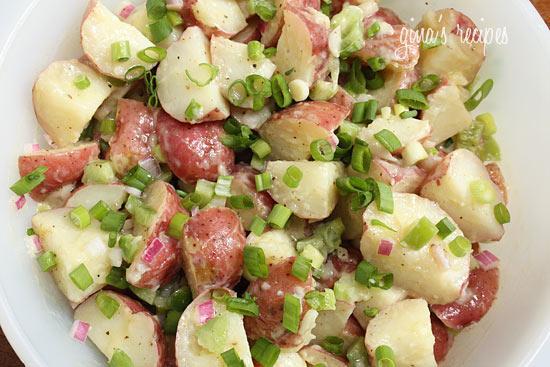 Red Potato Salad 18 RED BLISS POTATOES OR BABY YUKON GOLDS, SCRUBBED BUT NOT PEELED 4 CUPS COLD WATER 1 CUP DRY WHITE WINE 4 PARSLEY STEMS 6 BLACK PEPPERCORNS 2 SPRIGS THYME 1 TEASPOON of FRESH