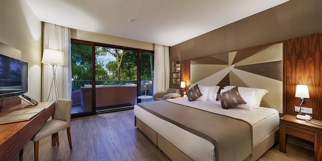 LAGOON DELUXE FAMILY SUITES (18 Rooms) LOCATION SPACE FEATURES LAGOON DELUXE