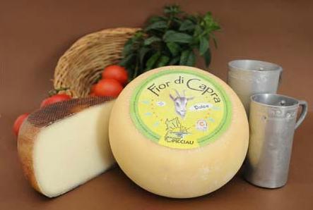 Dolce Isola It is a mild and aromatic cheese made from sheep and cow blended milk. Its texture is compact and white.