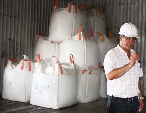 Big Bags containing 50 and 1000 kg. of sugar.