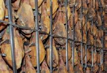 En ella se elaboran nuestros productos de cerdo Ibérico: jamones y paletas curados, Embutidos. Bajo la submarca Estirpe Negra.