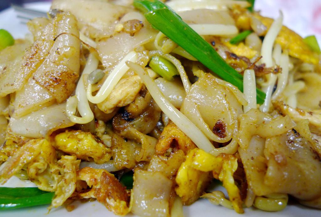 95 Wide, flat rice noodles stir-fried with egg, bean sprouts, and onions in a special sauce Pad Ekkamai Pad Woon Sen - $8.