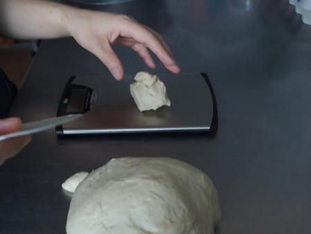 Divide the dough into portions: Nest: 2 x 60 g (2 x 2.