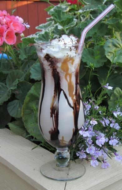 Grand Amaretto Cream Adult Shake Amaretto Cream Drink Ingredients (Makes 2 drinks). 3 ounces of brewed coffee (Allow to cool). 3 ounces of Omara s Mint Chocolate Cream liqueur.