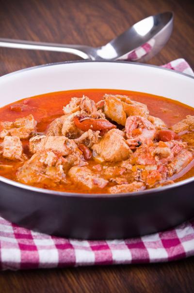 Spanish Fish Stew 175g Chorizo Sausage, chopped 350g jarroasted Peppers, drained & chopped 1Garlicclove, crushed 2 small Red Onions, cut into wedges 175ml Fish Stock 300g Passata 25g pitted Black