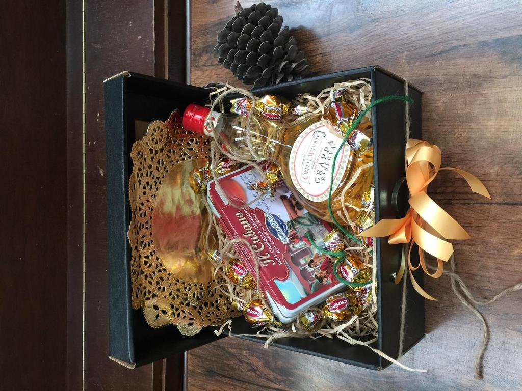 ACACIA BOX Chocolate Pralines Cinnamon and Rum
