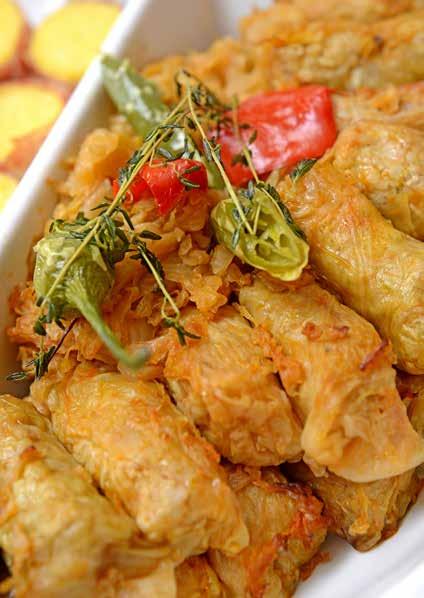 PRÂNZ & CINĂ CINĂ BUFET ROMÂNESC ANTREURI RECI Salată de hering marinat cu ceapă roșie și cartofi Pastramă de porc țărănească Salată de vinete Zacuscă românească Ruladă doboș Mix de legume murate: