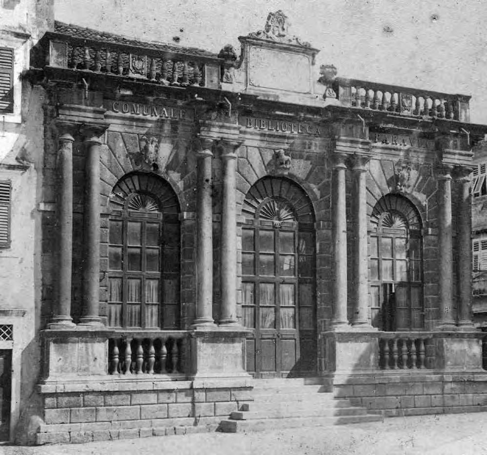 Gradska loža, prvo sjedište Knjižnice Biblioteka Comunale Paravia djelovala je u prostoru Gradske lože sve do 1938. godine kada je preseljena u namjenski izgrađeno krilo nove zgrade Općine.