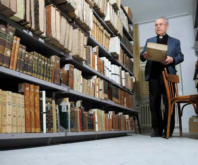 ustroju pa se odvajaju dijelovi knjižničnog fonda za potrebe nastave od starijega u kojemu su Knjižnica Zmajević i Knjižnica Nadbiskupskog sjemeništa (Biblioteca del seminario arcivescovile).