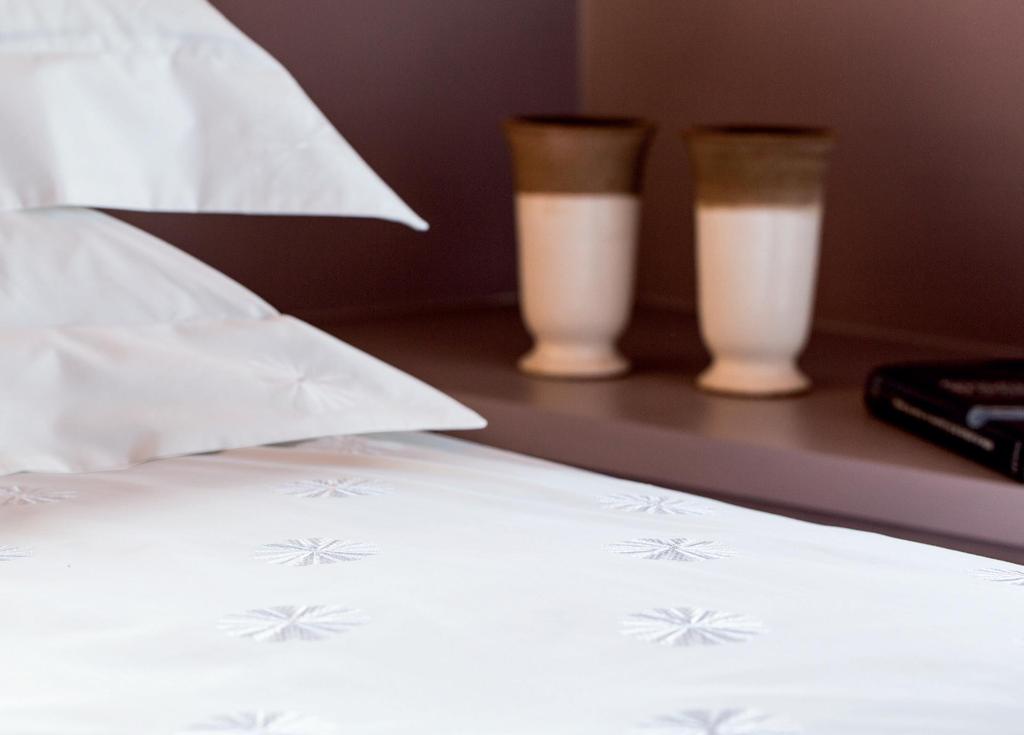 Isola Bella A bed in white pure Egyptian cotton percale, embroidered in WHITE.