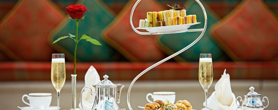 Sahn Eddar Lounge / Burj Al Arab / 1 st Floor / Cuisine: Arabesque Afternoon Tea Indulge in the pleasures of a traditional afternoon tea or linger over morning coffee in our magnificent atrium