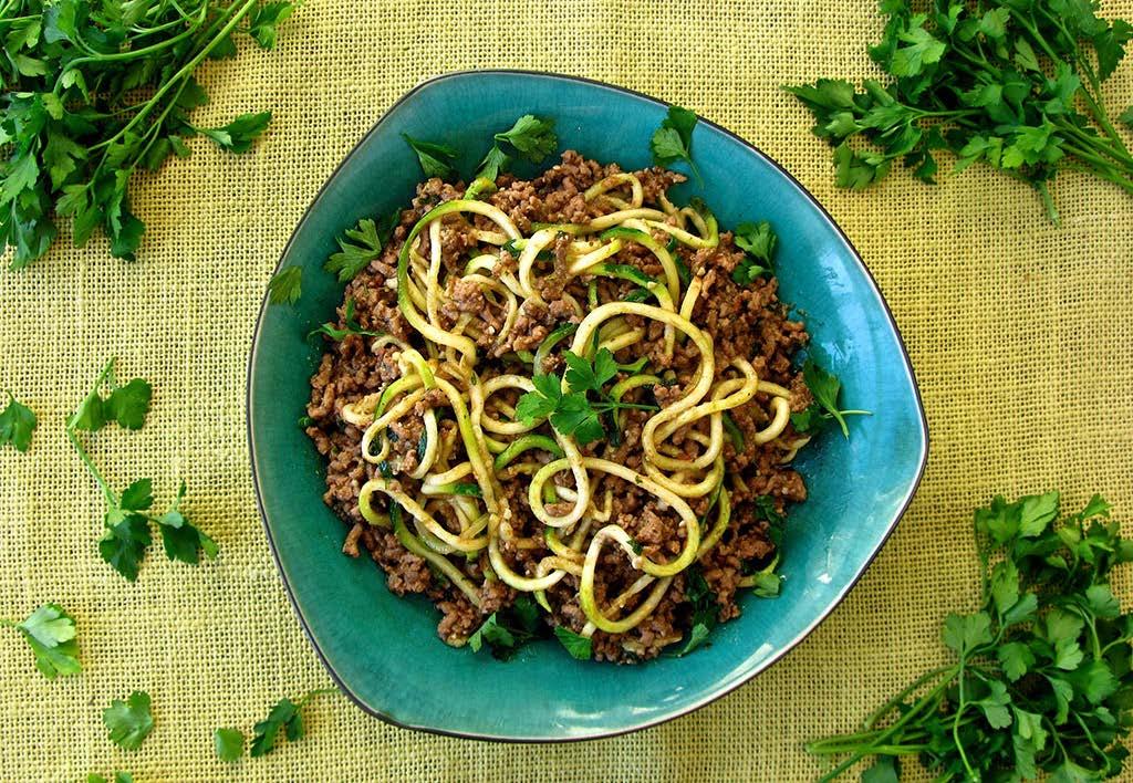 QUICK BEEF RAGÙ WITH ZOODLES MAIN DISH NUTRITION FACTS (per serving) TOTAL CARBS: 8.3 g CALORIES: 645 kcal FIBER: 2.
