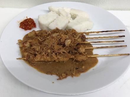 00 Deep fried savory fish cake (submarine style) with egg filling, served with spicy and sour sauce. SATE AYAM / CHICKEN SATAY (5 pcs)... $8.