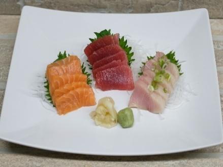 00 5 pcs each tuna, salmon, yellowtail sushi, with spicy tuna crunchy roll. TRICOLOR SASHIMI.... $15.