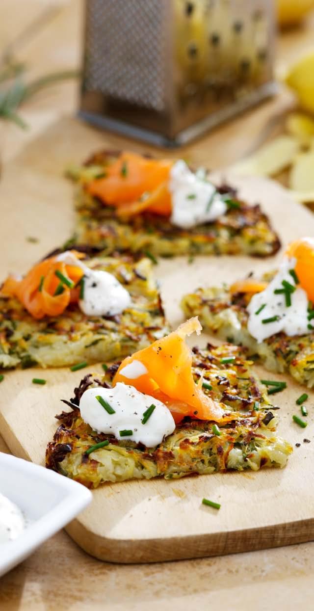 Rösti Appetizer 4 por tions 10 minutes + 15 minutes airfr yer 250 g waxy potatoes, peeled 1 tablespoon chives, finely chopped Freshly ground black pepper 1 tablespoon olive oil 2 tablespoons sour