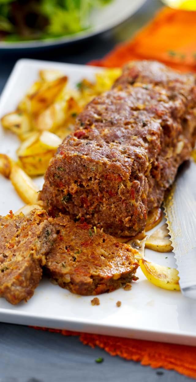 Meat Loaf Main course 4 por tions 10 minutes + 25 minutes airfr yer 400 g (lean) ground beef 1 egg, lightly beaten 3 tablespoons bread crumbs 50 g salami or chorizo sausage, finely chopped 1 small