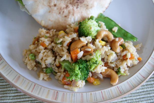 Dinner Recipes 1) Veggie Fried Rice Serves 4 2 cups cooked brown rice 2 TBS coconut oil 2 TBS coconut aminos 1-2 cups baby spinach, tightly-packed ½ cup onions, diced ½ broccoli, diced ½ cup carrots,
