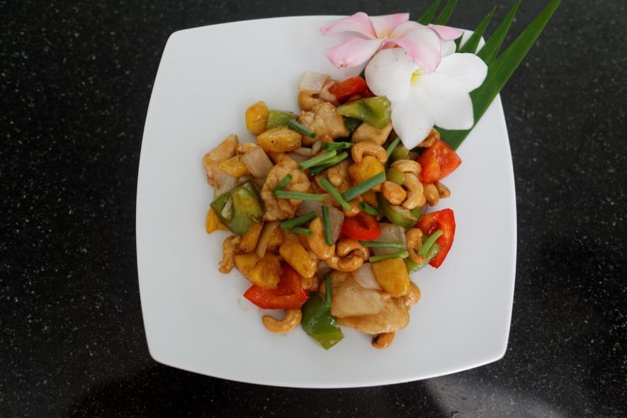 Gai/Mu/Nuea/Blamuck/Gung Pad Med Mamuang Chicken, Pork, Beef, Squid or Shrimp stir-fried with Cashew Nuts 1) Chicken (pork, beef, squid or shrimp)300g 2) Sweet peppers (three different colors) 90 g