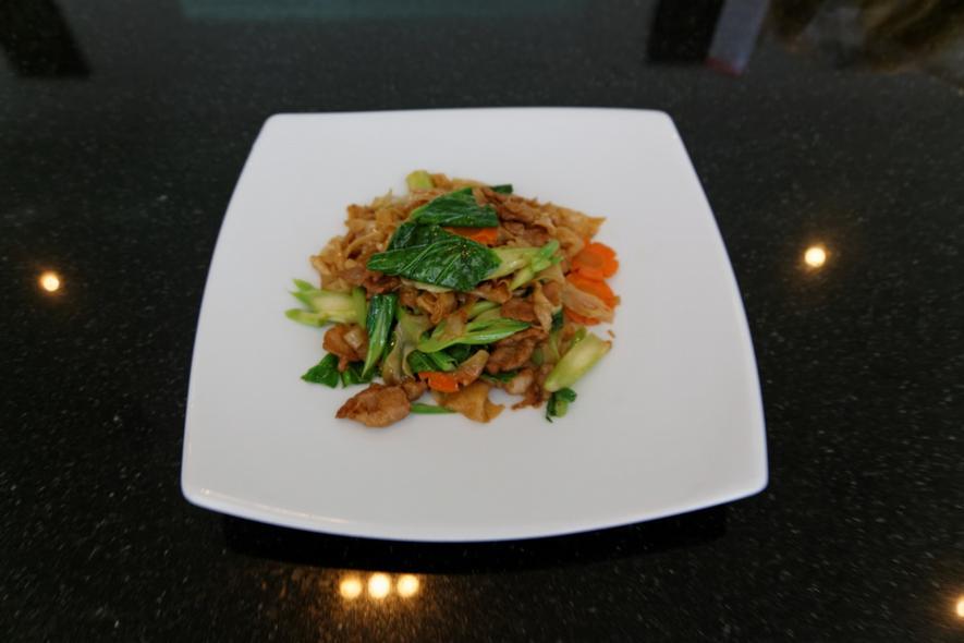 Pad si you Moo Noodles in soy sauce with pork, 1) Pork (chicken, beef, shrimp or squid) 100g 3) Chinese kale 20 g 5) Garlic 5 g 7) Sugar 1 teaspoon 2) Noodles 200g 4) Carrots 15 g 6) Black pepper 1