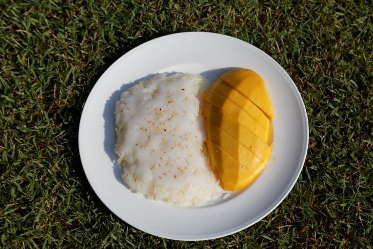 Mango with sweet coconut rice (Normally bought at market) Vienna Palatschinken 4 Portionen: 150 g flour, 2