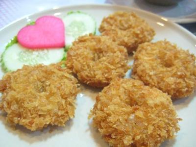 Tot Man Gung/Bla Minced meat cakes from prawns or fish fried Ingredients for 2 persons 4 cups Shrimps, shelled, cleaned and minced or pounded 1 cup boiled hard pork fat, cut to very small dices 1/4