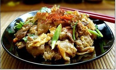 Pad si you Gung/Blamuck Fried noodle with soya sauce and Prawn or Squid 250 grams pork, thinly sliced 2 tablespoons light soy sauce 2 cloves garlic, chopped 450 grams fresh flat rice noodles 1