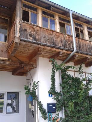 Poslopje izgleda kot tipično bavarsko gospodarsko poslopje, z dolgim lesenim»gankom«, kjer je vhod v sirarno. Slika 7: Zunanjost sirarne Anderlbauer (vir: Poštuvan, V.