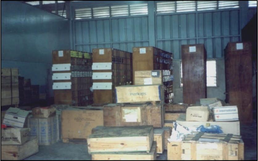 NO. KOD RB-050-2:2012/SK02/P(6/6) Muka: 7 Drpd: 15 (e) Ruang stor yang sempit menyebabkan sebahagian barang-barang masih berada didalam peti dan menyulitkan kerja-kerja penyemakkan /