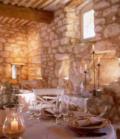 cinsault Room 53 m² 50 40 25 50 55 Untouched exposed stone walls and a French-style ceiling bring a simple, private feel to the place.