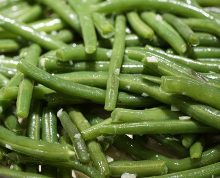 ASIAN GREEN BEANS BONUS RECIPE APPROX. 10 MINS 6 ENERGY: 195KJ PROTEIN: 2.4G TOTAL FAT: 2.5G CARBS: 2.2G SODIUM: 557MG In a hot frying pan, add the oil and garlic.
