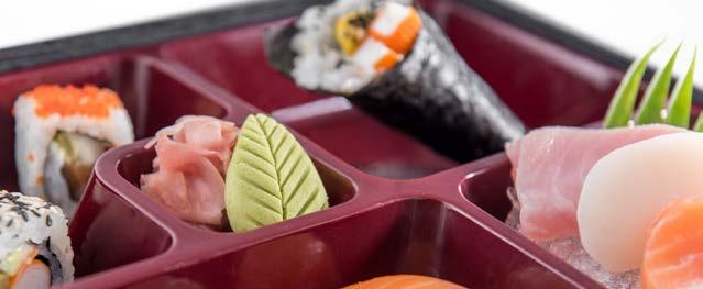 / 2 pcs California roll au fromage et au concombre Traditional Bento Box with tuna, salmon and scallop sashimi, prawn tempura and chicken teriyaki served with steamed