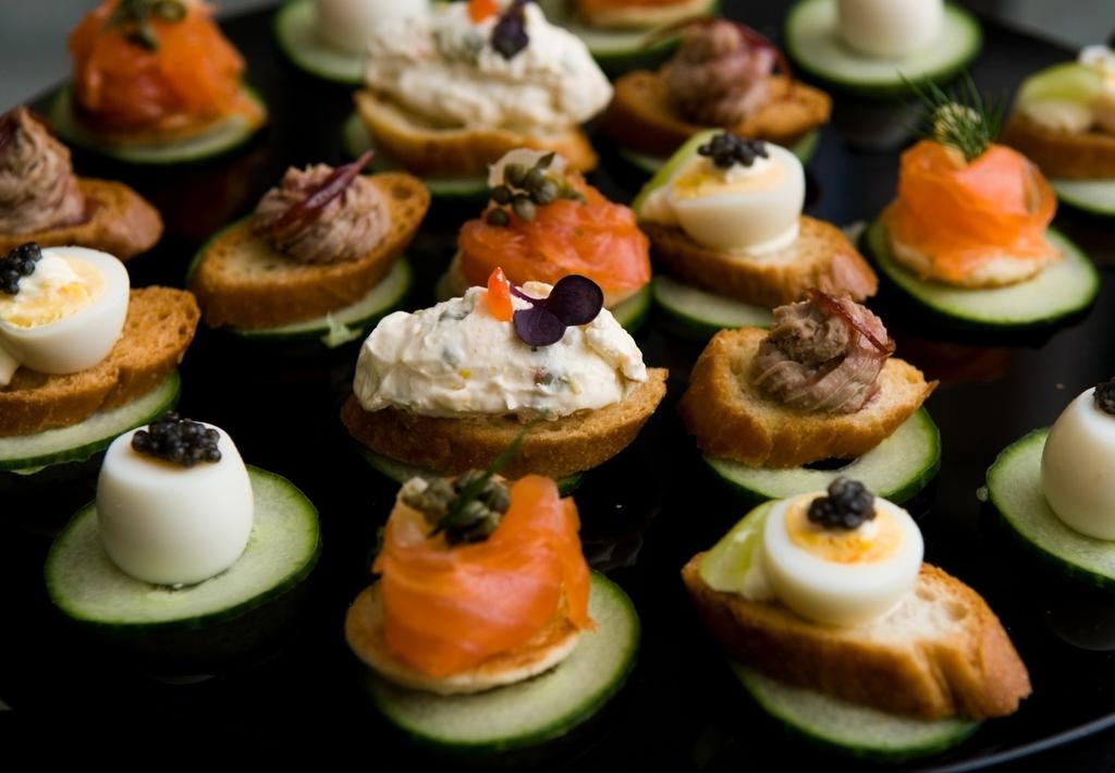 Christmas Party Available from 1st November 31st December Champagne & Canapés 32.