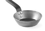 CLASSIC STEEL Grooves on the pan surface assure ideal air circulation. which speeds up the frying process.