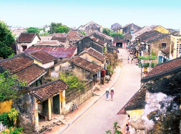 INSIDER LOCATIONS HOI AN For an insight into the history of the area, the charming old town of Hoi An, 30 km away, is home to quaint lanes with age-old shops and chic restaurants.