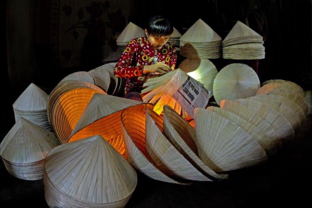 INSIDER INTERACTIONS NON LA (CONICAL LEAF HAT) MAKING CLASS Non La is the traditional costume that celebrates a prominent presence in Vietnamese daily life.