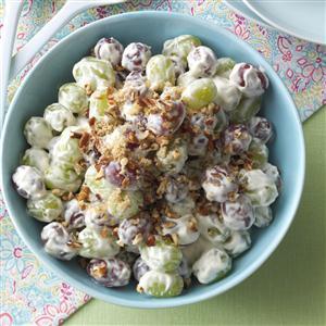 CREAMY GRAPE SALAD RECIPE 1 package (8 oz) cream cheese, softened 1 C (8 ounces) sour cream 1/3 C sugar 2 t vanilla extract 2 pounds seedless red grapes 2 pounds seedless green grapes 3 T brown sugar