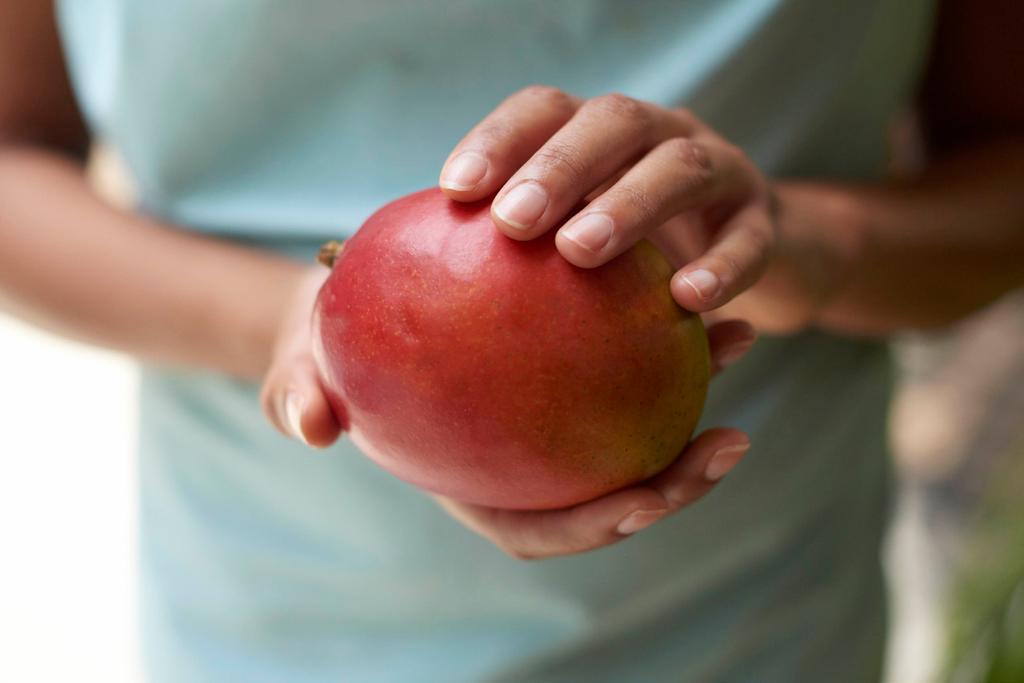 HOW TO CHOOSE A MANGO Learn How to Judge Perfect Mango Ripeness DON T focus on color, it is not an indicator of ripeness. DO focus on feel. Squeeze the mango gently. A ripe mango will give slightly.